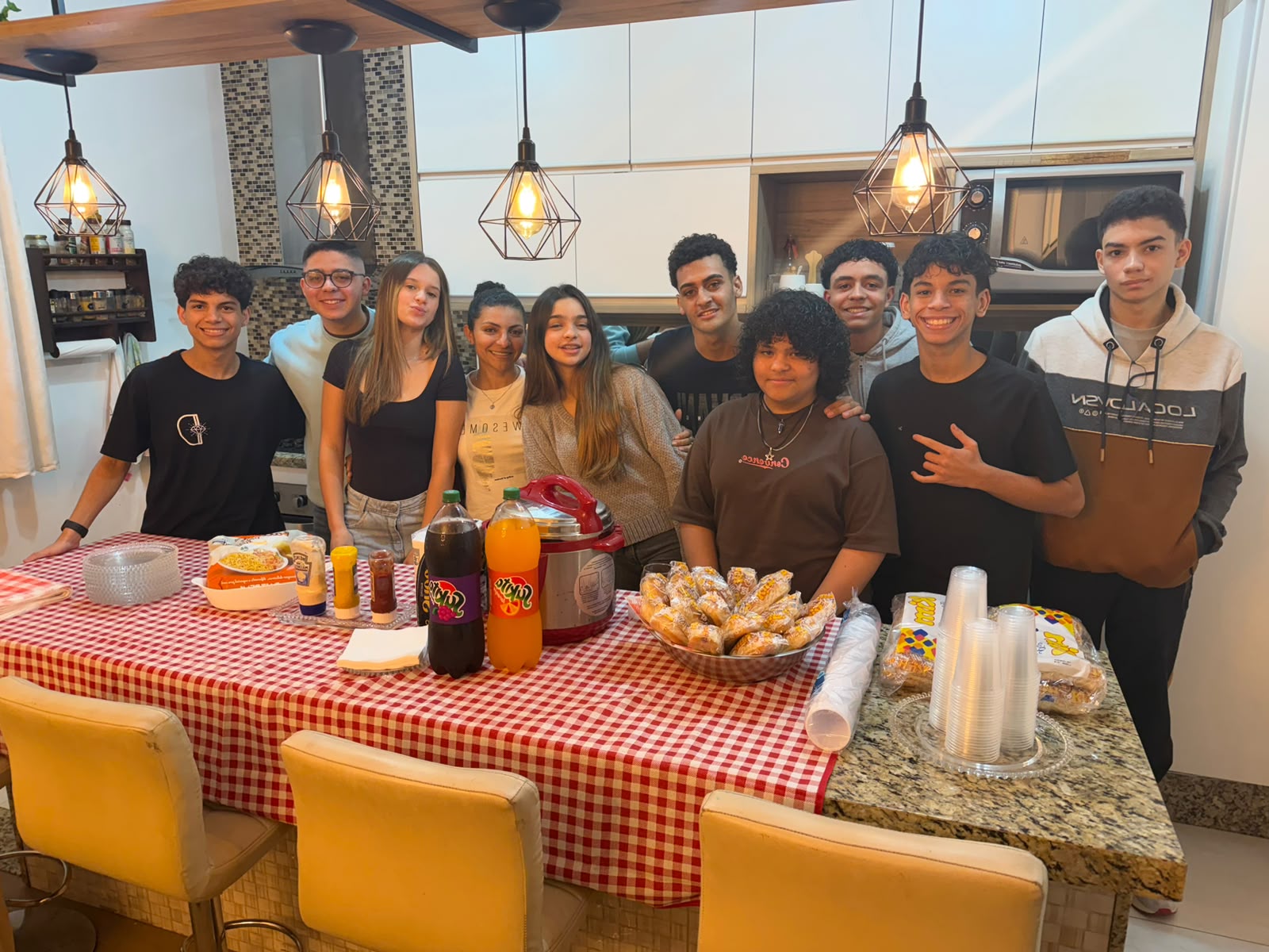 Jovens reunidos em um GCEM da CG Diadema