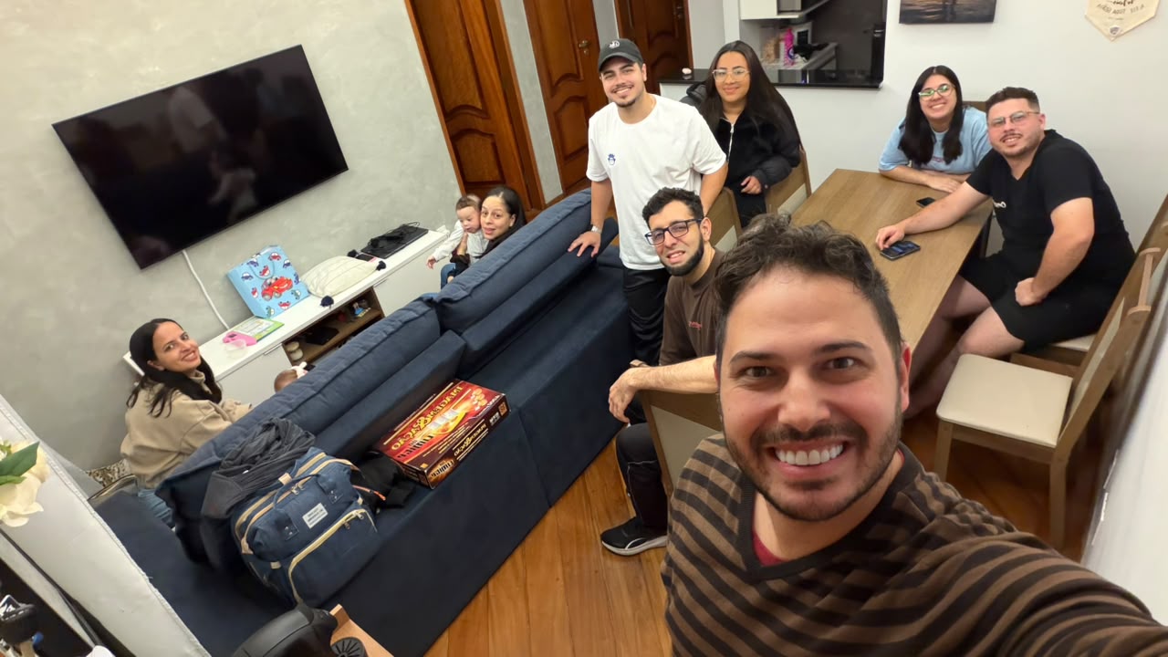 Amigos reunidos em uma célula da CG Diadema